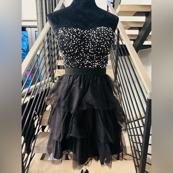 None Dresses & Skirts - Elegant Black Dress